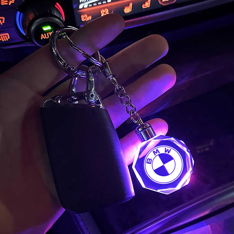 Llavero con logotipo automovilístico en 3D de cristal